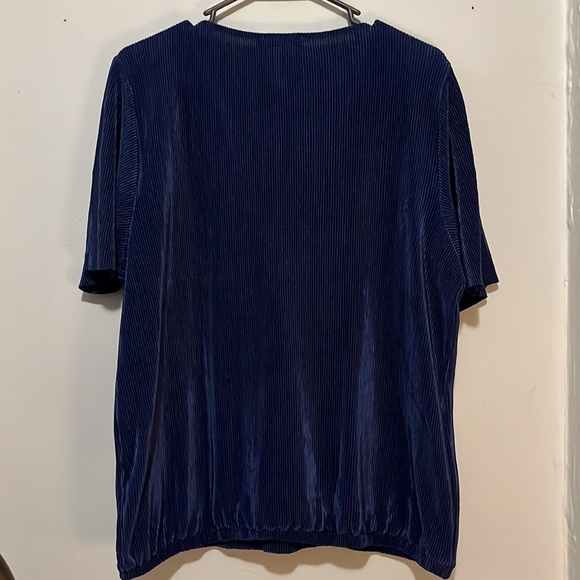 NEW Woman’s Top - Picture 2 of 4